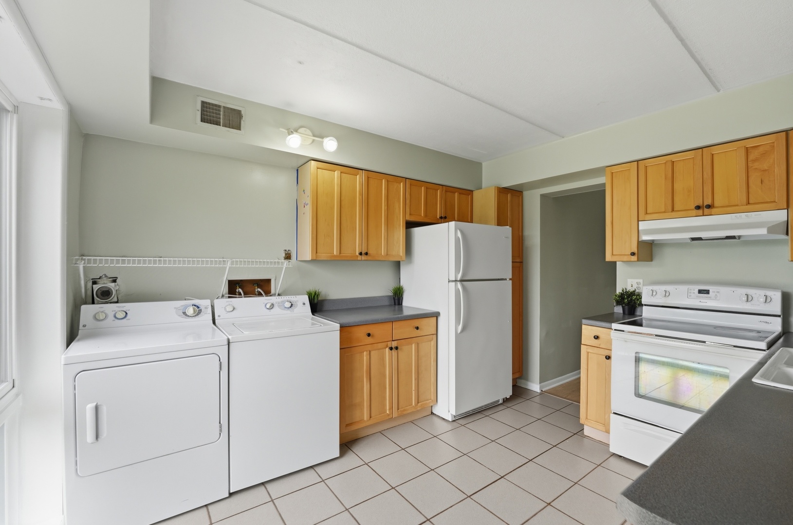 5513 Chateau Drive #4, Rolling Meadows, IL 60008