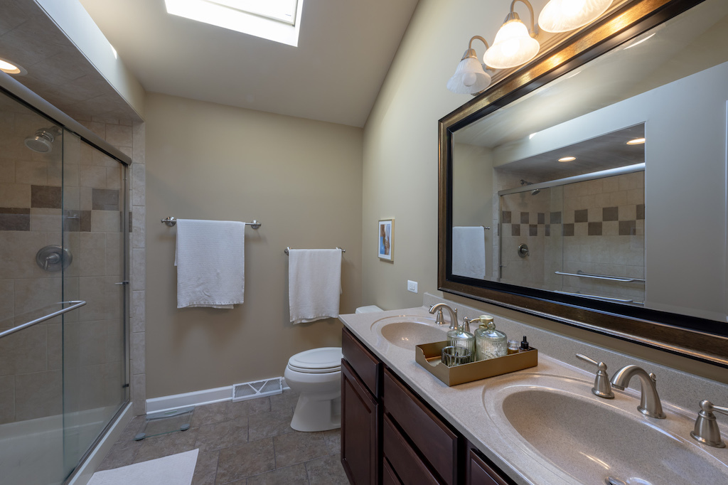 833 Huntleigh Drive, Naperville, IL 60540