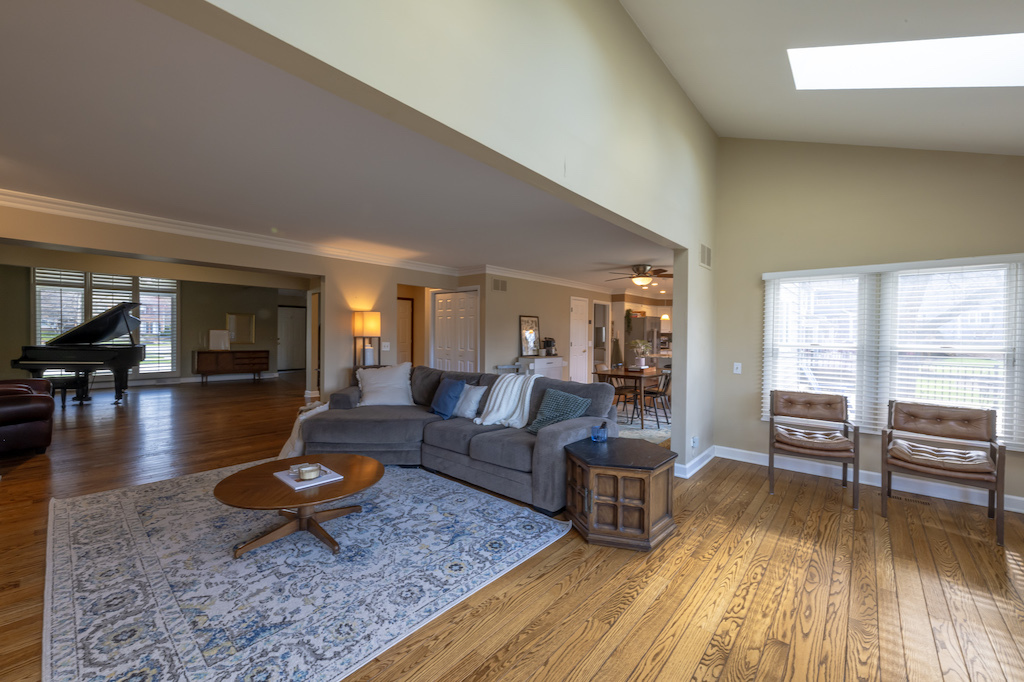 833 Huntleigh Drive, Naperville, IL 60540