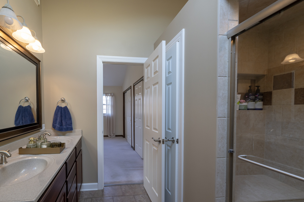 833 Huntleigh Drive, Naperville, IL 60540