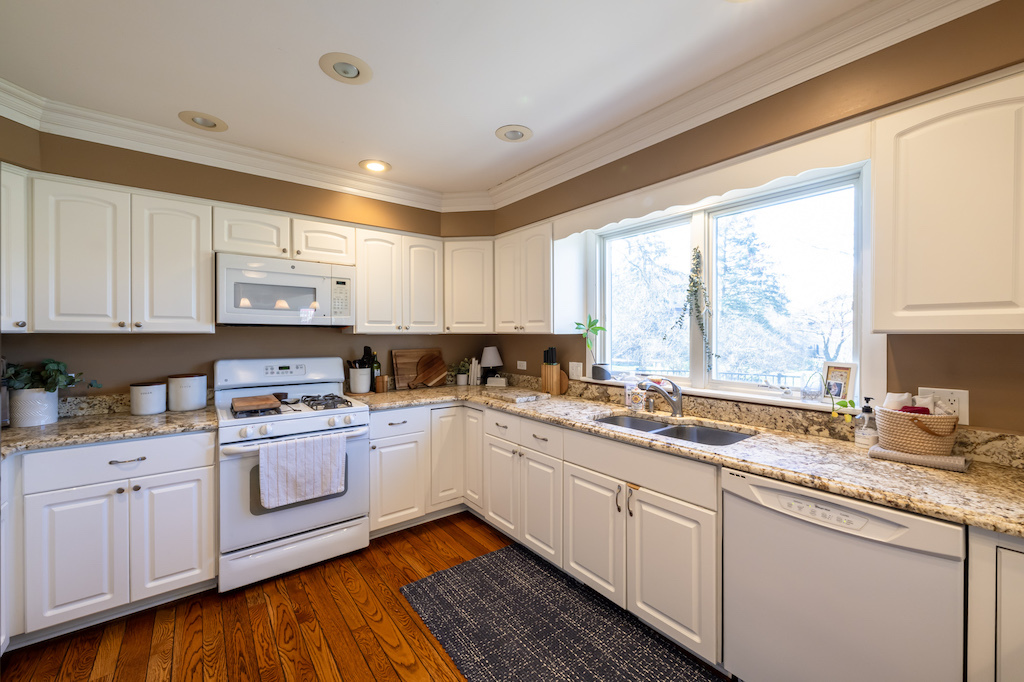 833 Huntleigh Drive, Naperville, IL 60540