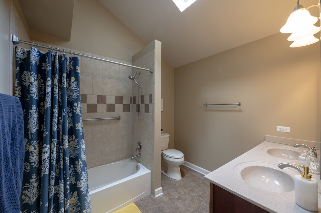 833 Huntleigh Drive, Naperville, IL 60540