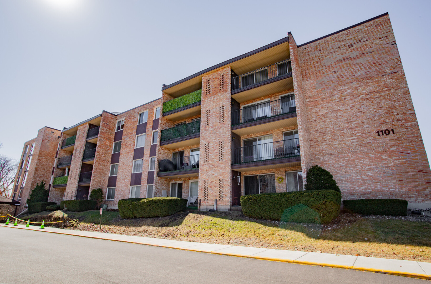 1101 S Hunt Club Drive #403, Mount Prospect, IL 60056