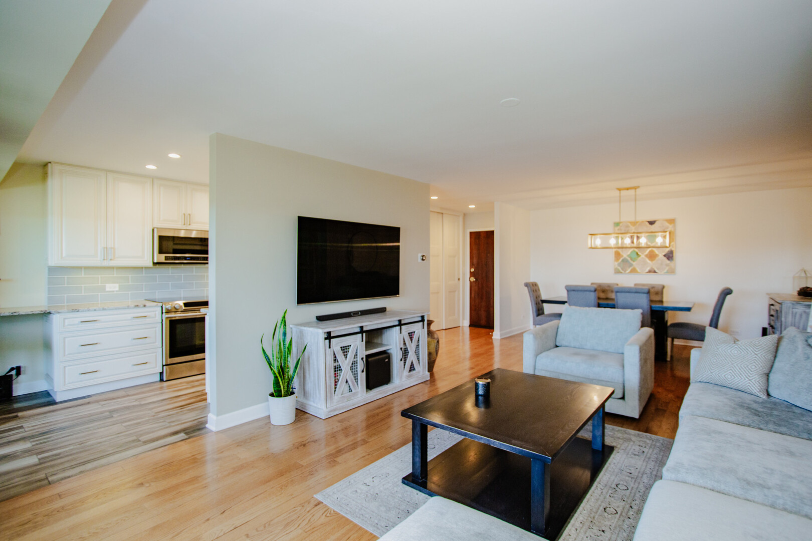 1101 S Hunt Club Drive #403, Mount Prospect, IL 60056