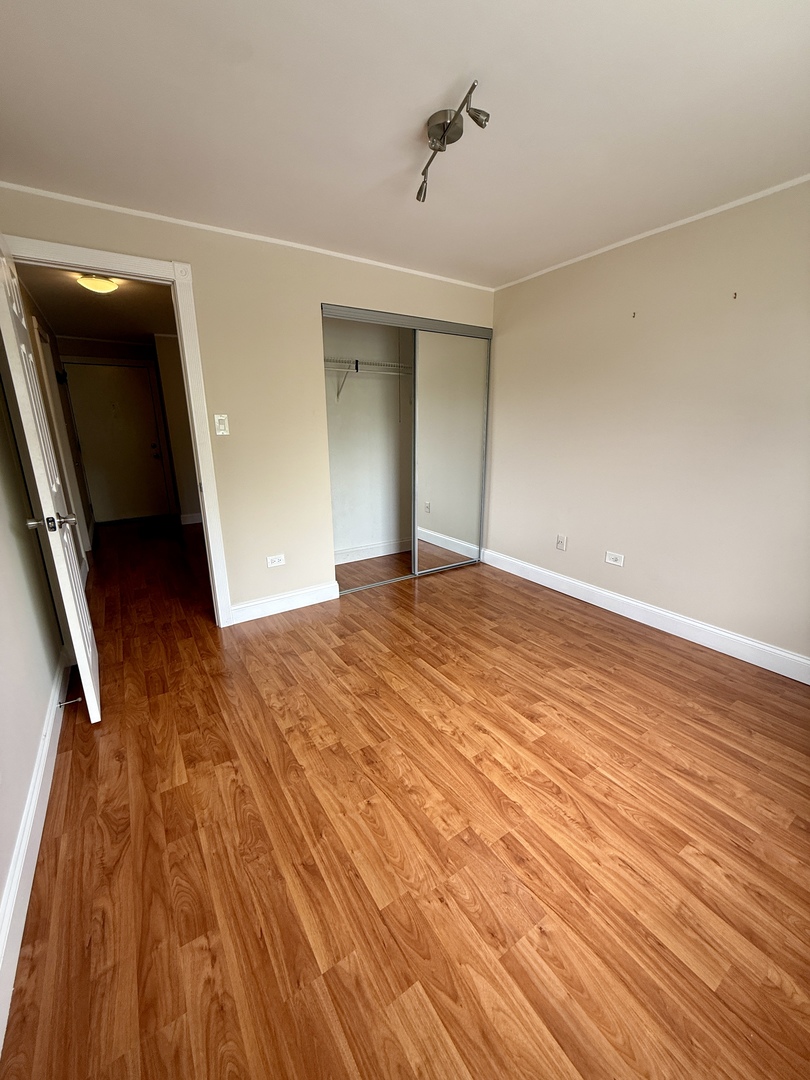 8901 S Roberts Road #203, Hickory Hills, IL 60457