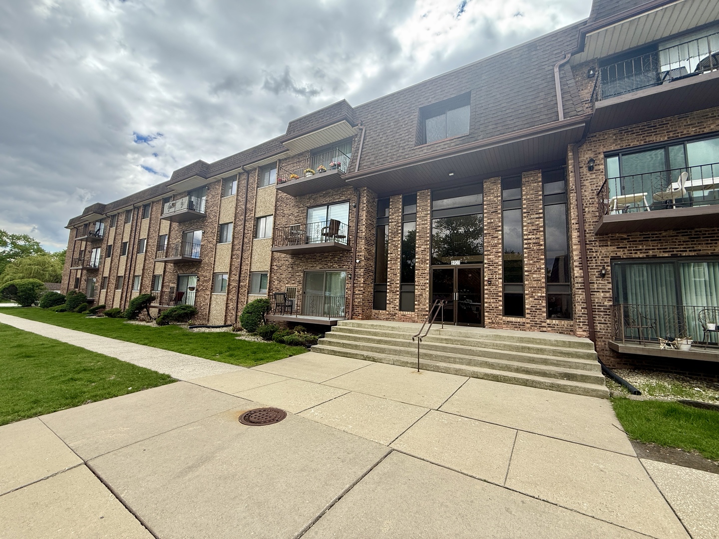 8901 S Roberts Road #203, Hickory Hills, IL 60457