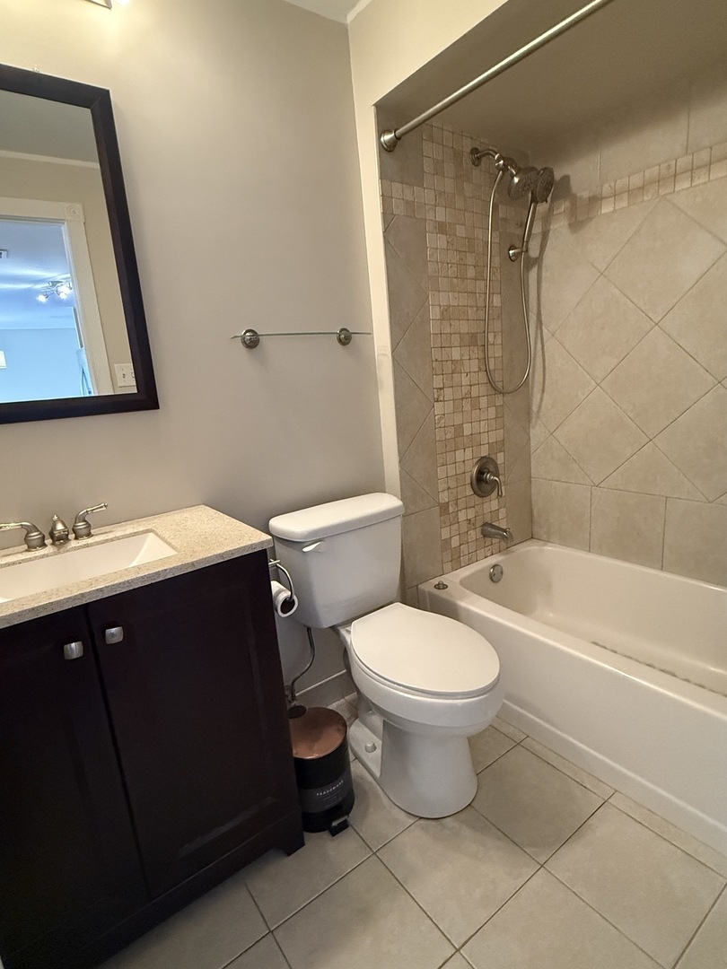 8901 S Roberts Road #203, Hickory Hills, IL 60457