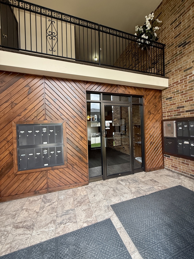8901 S Roberts Road #203, Hickory Hills, IL 60457