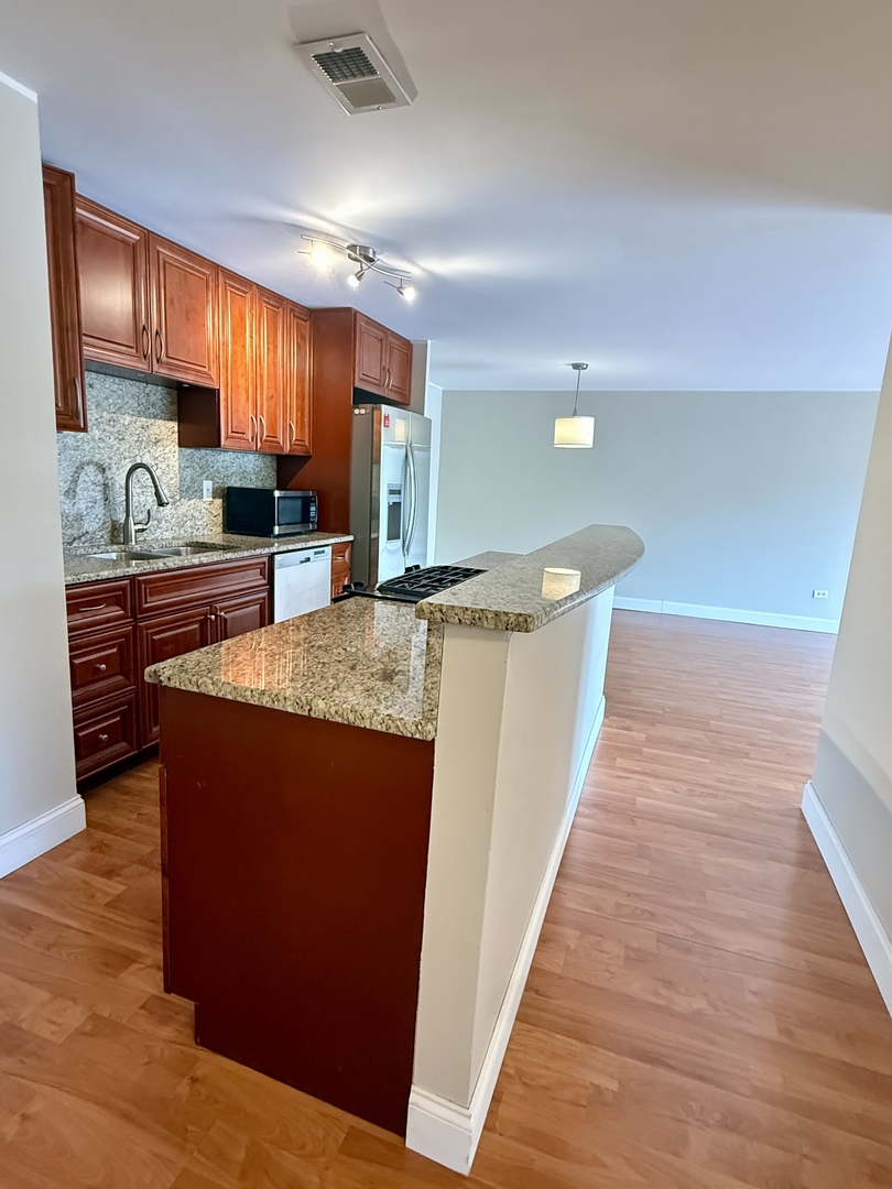 8901 S Roberts Road #203, Hickory Hills, IL 60457