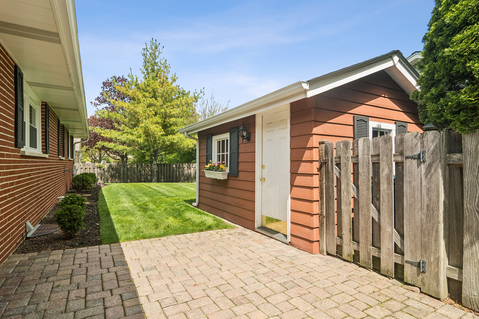 1600 E Linden Lane, Mount Prospect, IL 60056