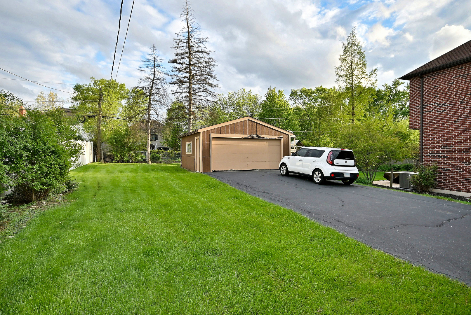 586 W Armitage Avenue, Elmhurst, IL 60126