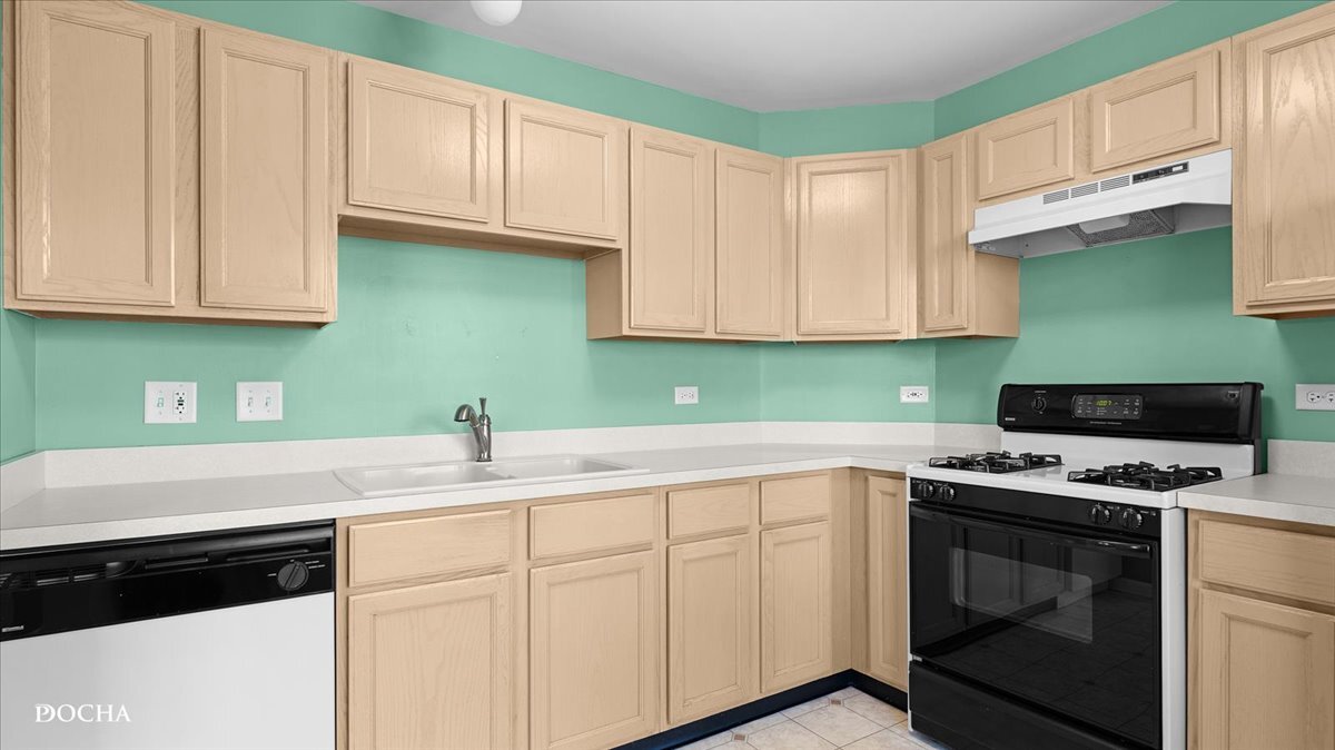 1660 Grove Avenue #B, Schaumburg, IL 60193