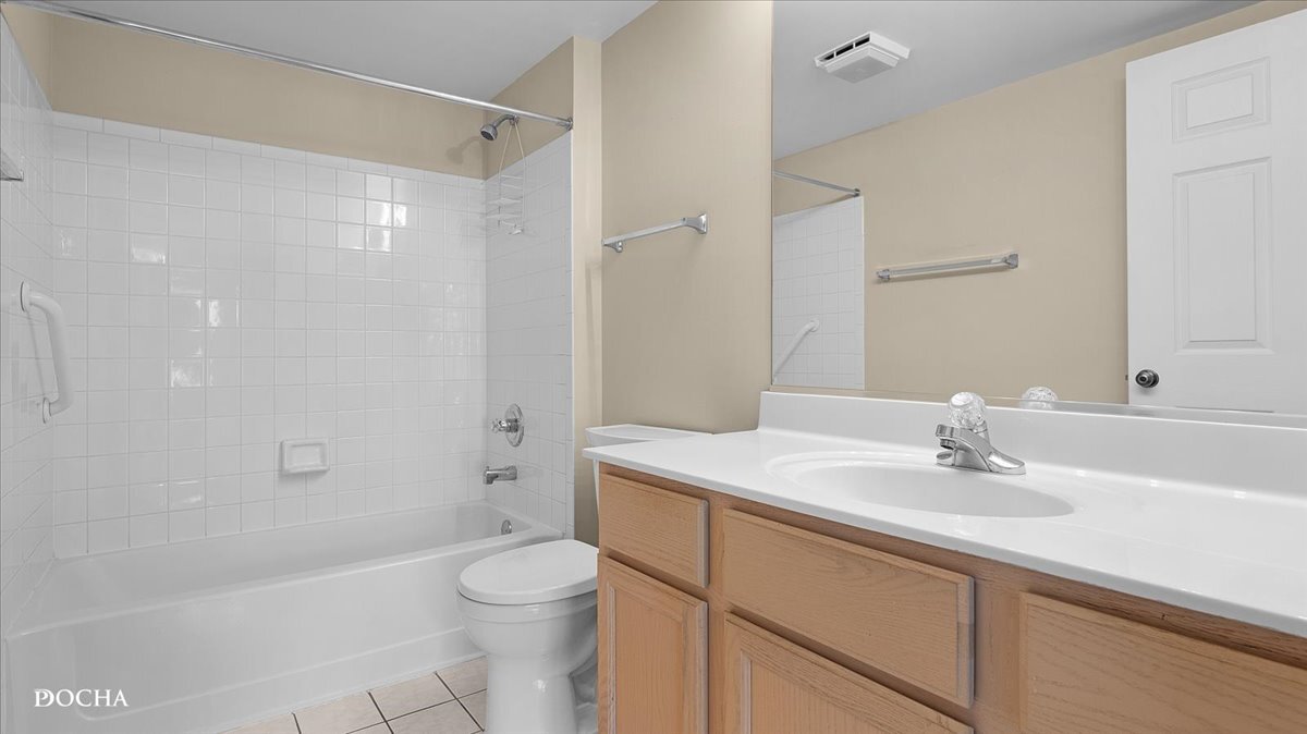 1660 Grove Avenue #B, Schaumburg, IL 60193