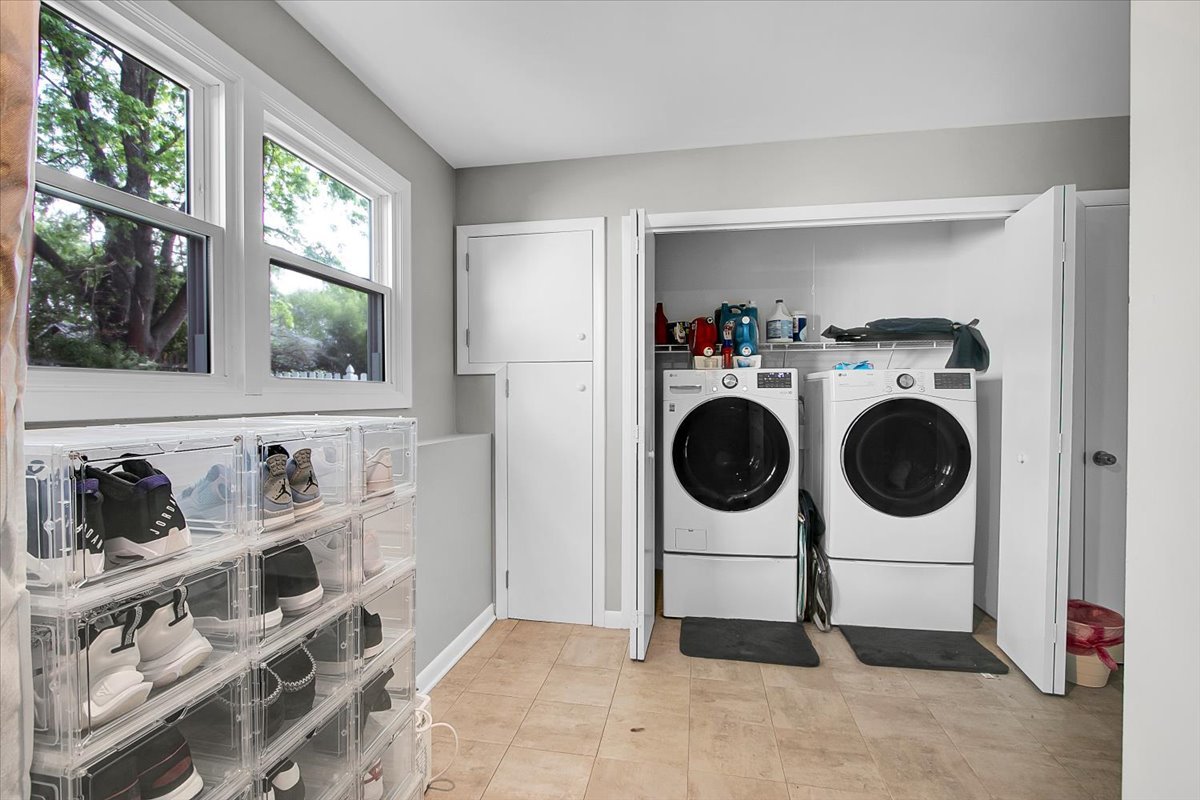 2080 Maplewood Circle, Naperville, IL 60563