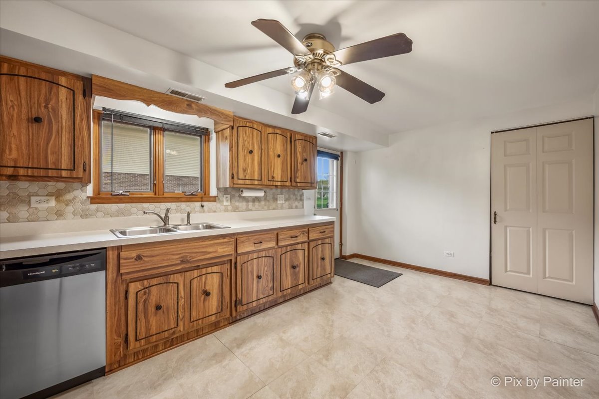 262 Woodville Lane, Schaumburg, IL 60193