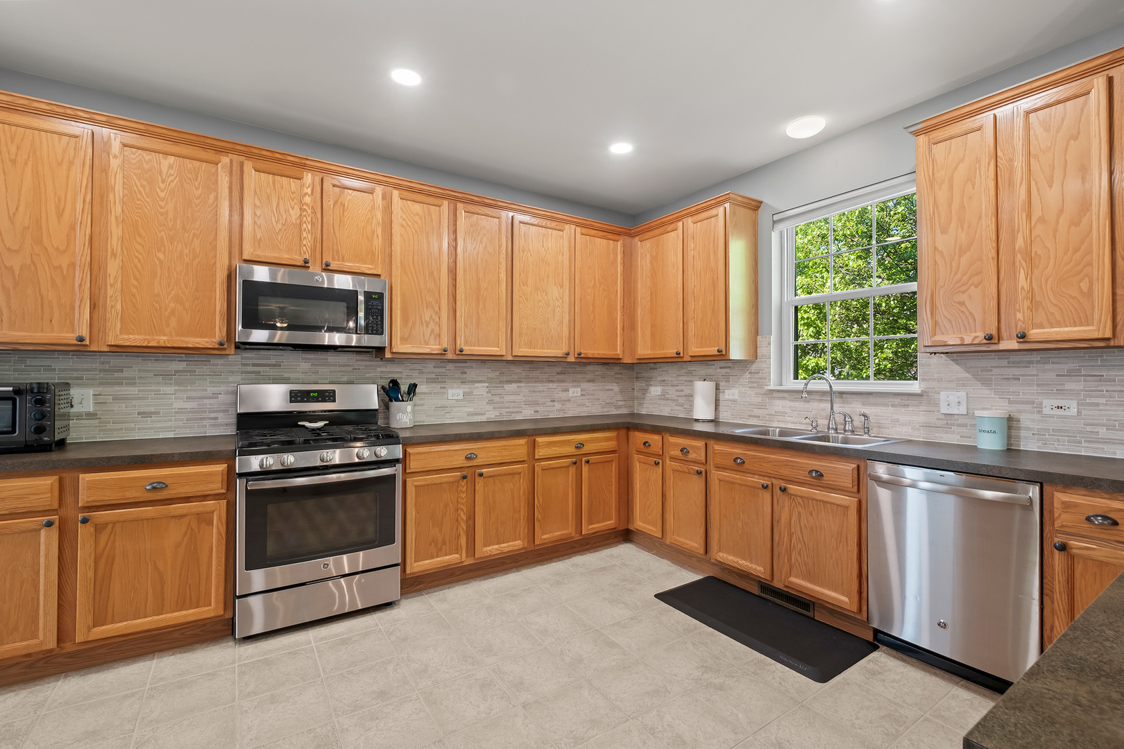 779 Lenox Avenue, Bolingbrook, IL 60490