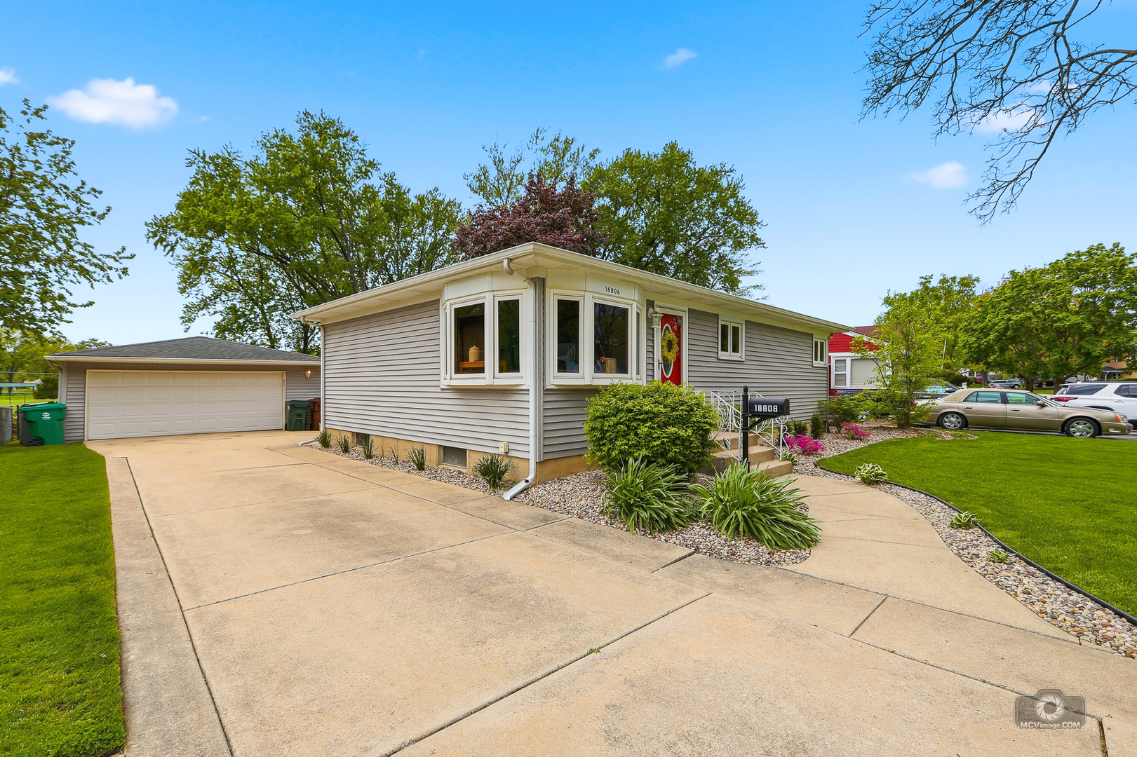 16806 Forest View Drive, Tinley Park, IL 60477