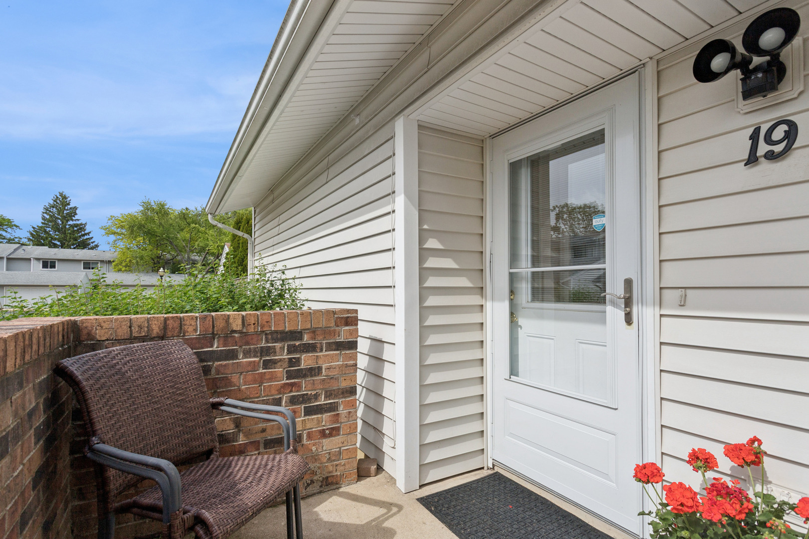 19 Wintergreen Court, Woodridge, IL 60517