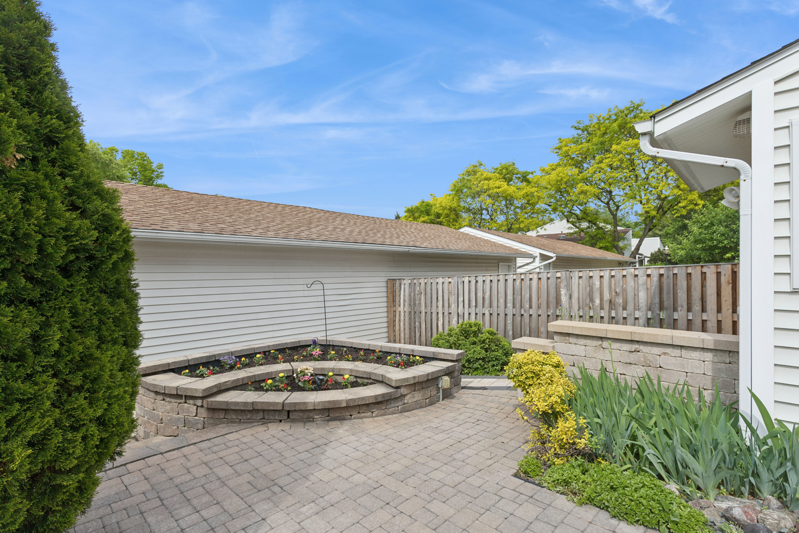 19 Wintergreen Court, Woodridge, IL 60517
