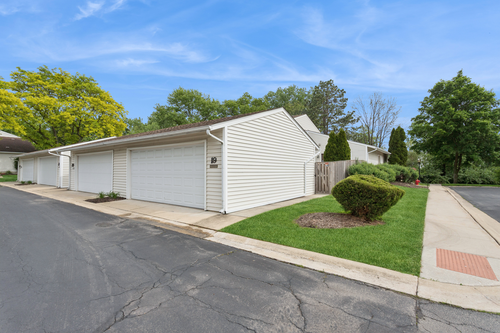 19 Wintergreen Court, Woodridge, IL 60517