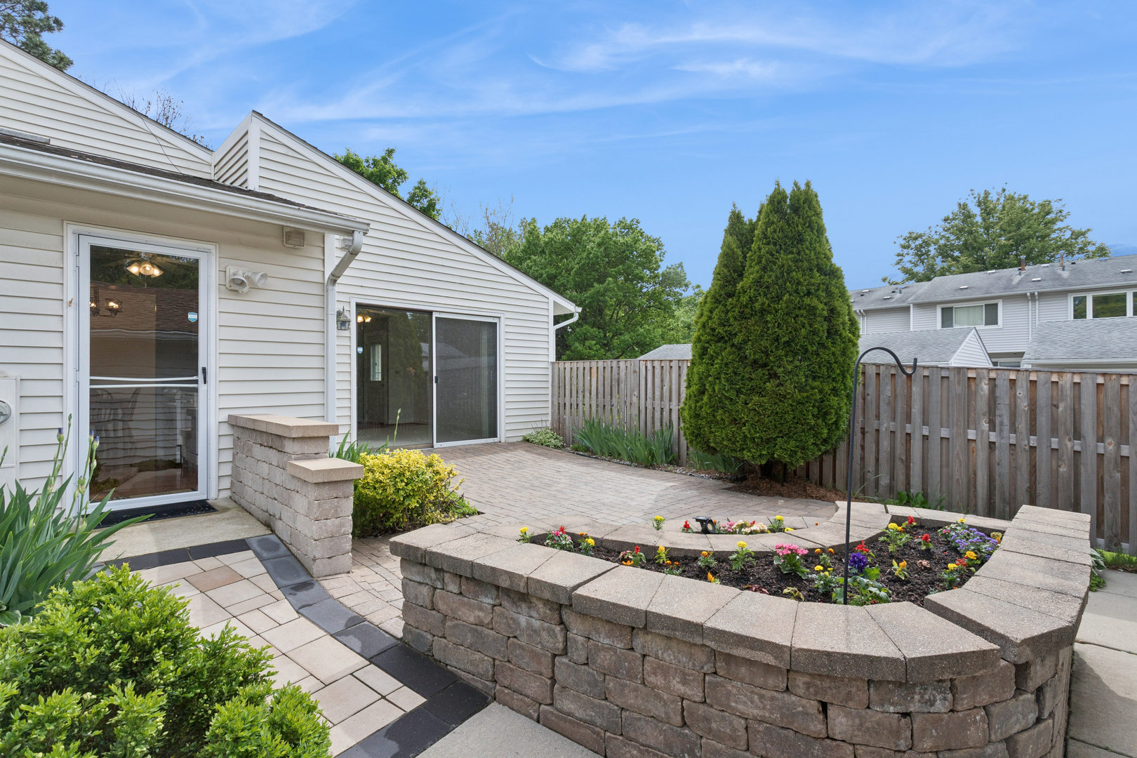 19 Wintergreen Court, Woodridge, IL 60517
