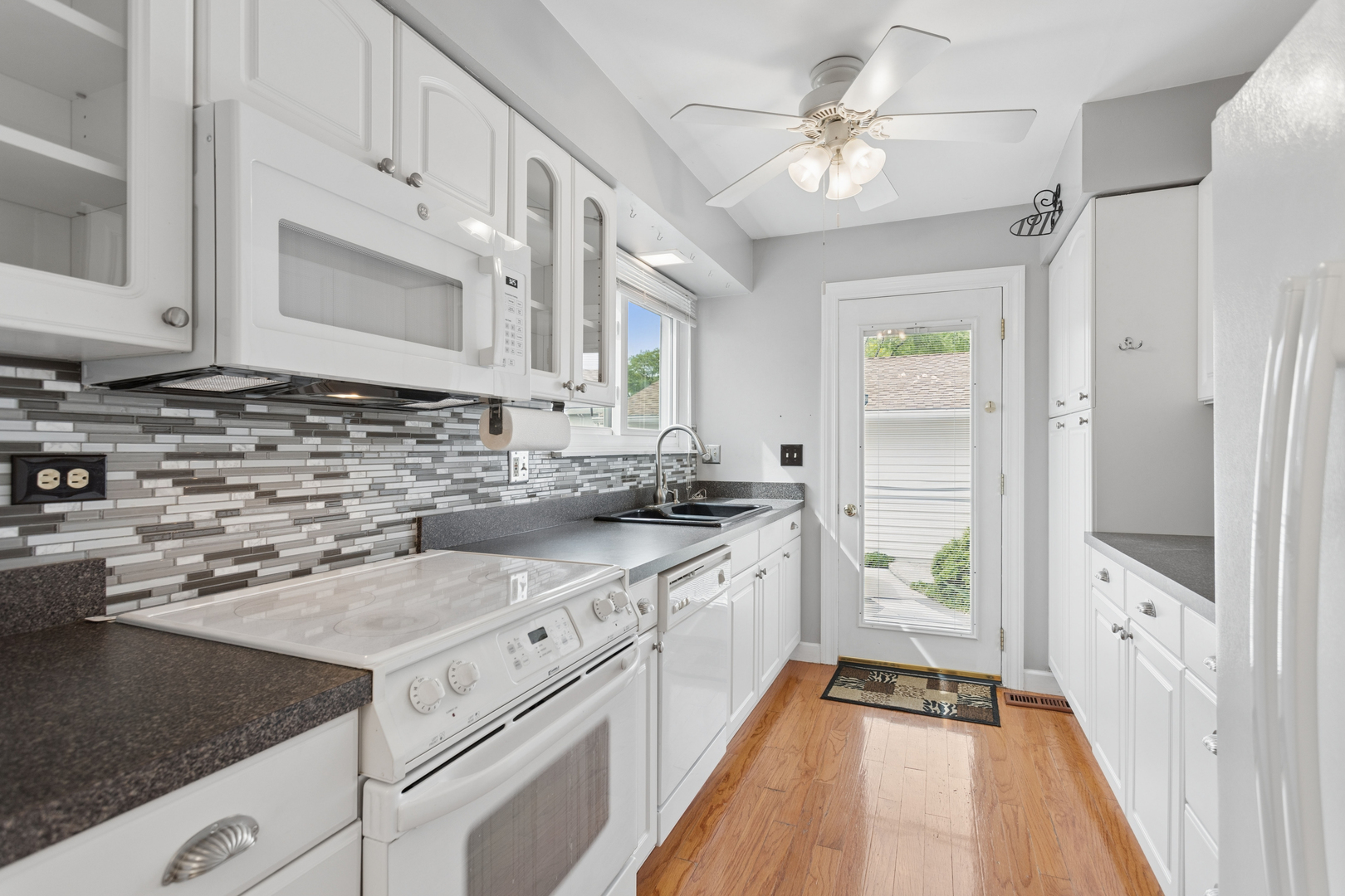 19 Wintergreen Court, Woodridge, IL 60517