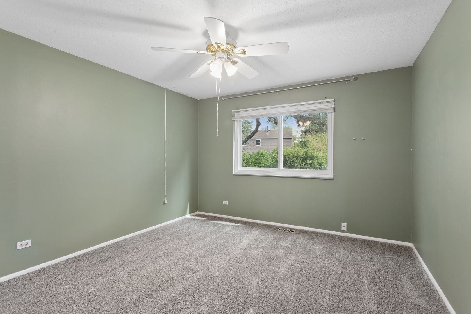 19 Wintergreen Court, Woodridge, IL 60517