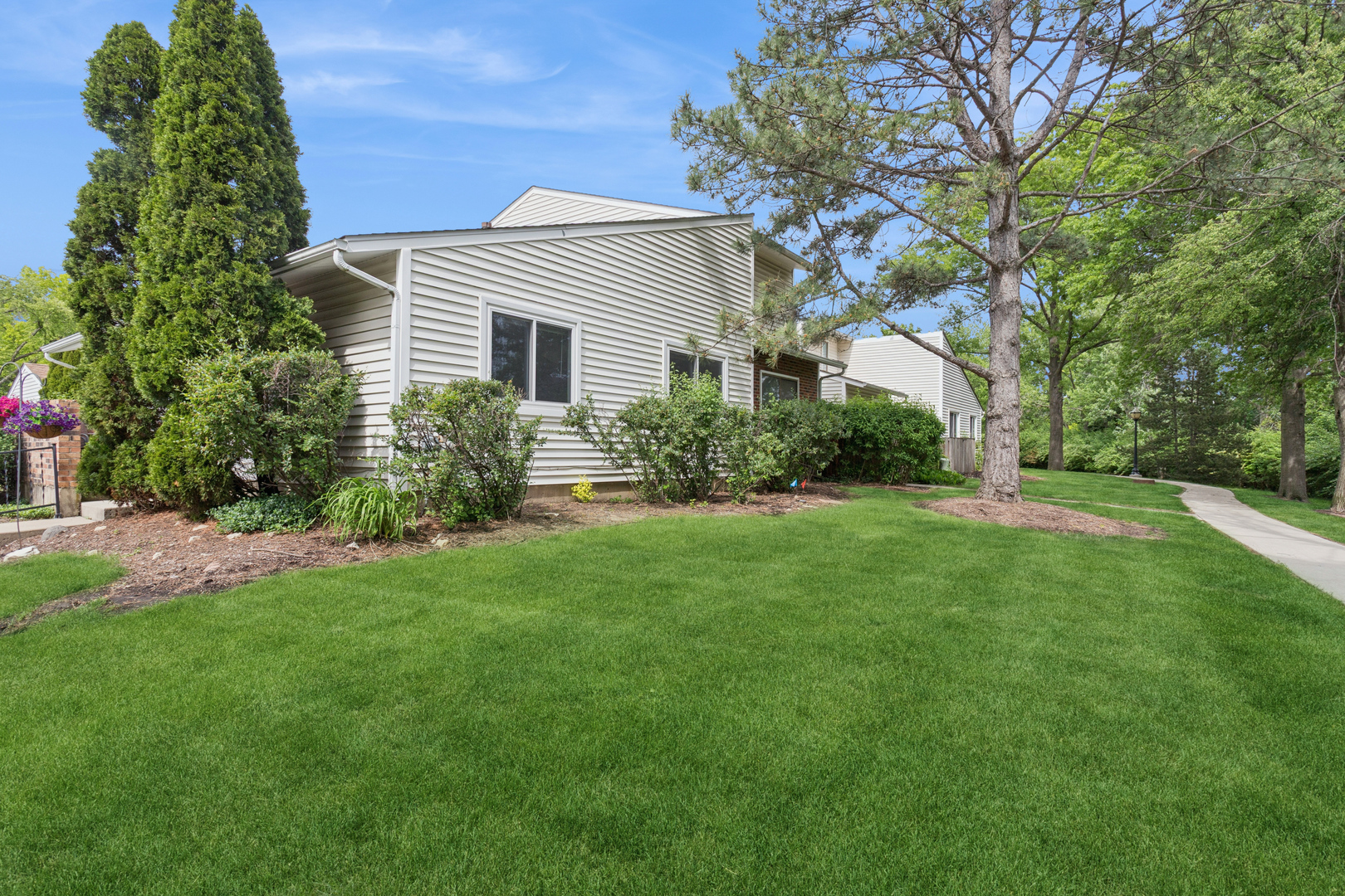 19 Wintergreen Court, Woodridge, IL 60517