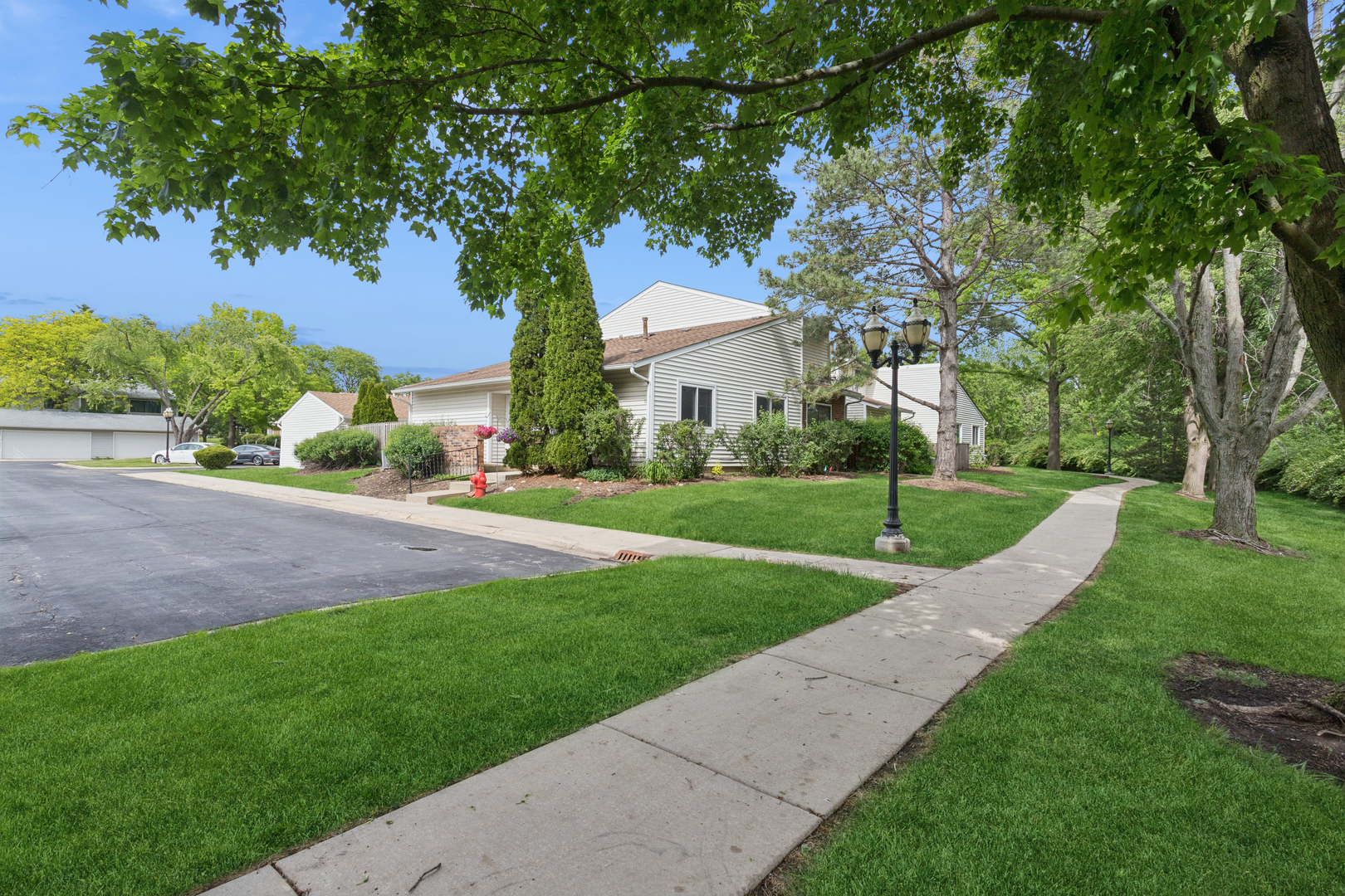 19 Wintergreen Court, Woodridge, IL 60517