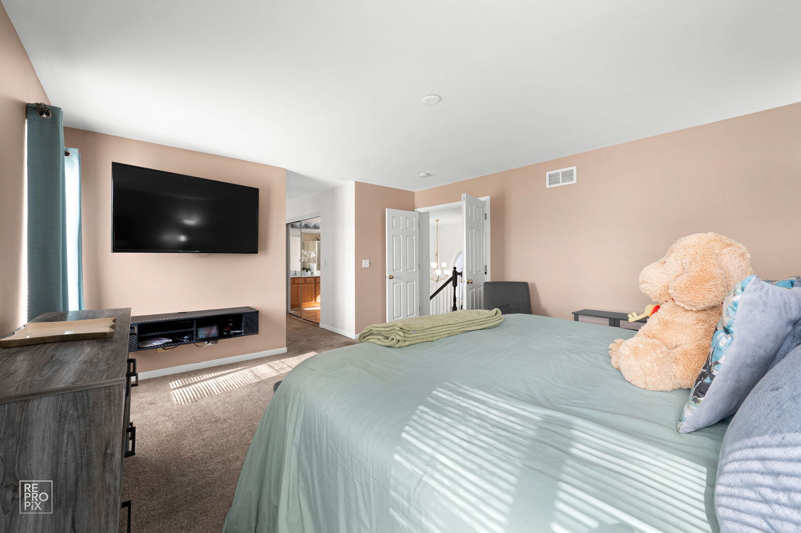 910 Great Plains Avenue, Matteson, IL 60443