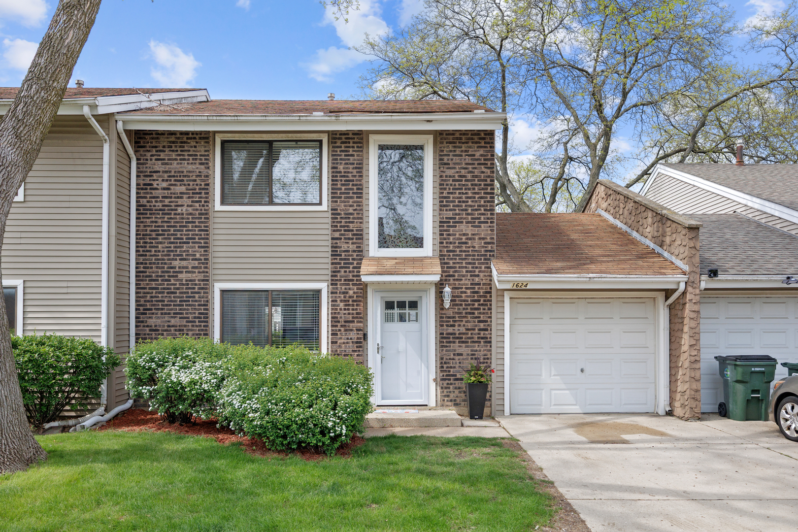 1624 E Waterford Lane, Palatine, IL 60074