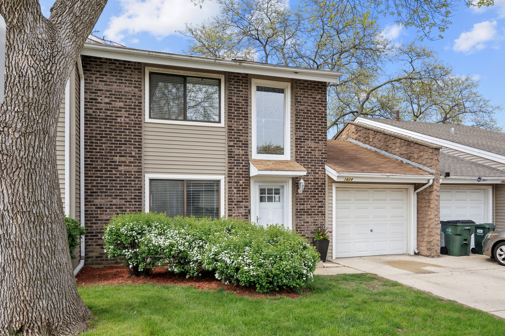 1624 E Waterford Lane, Palatine, IL 60074
