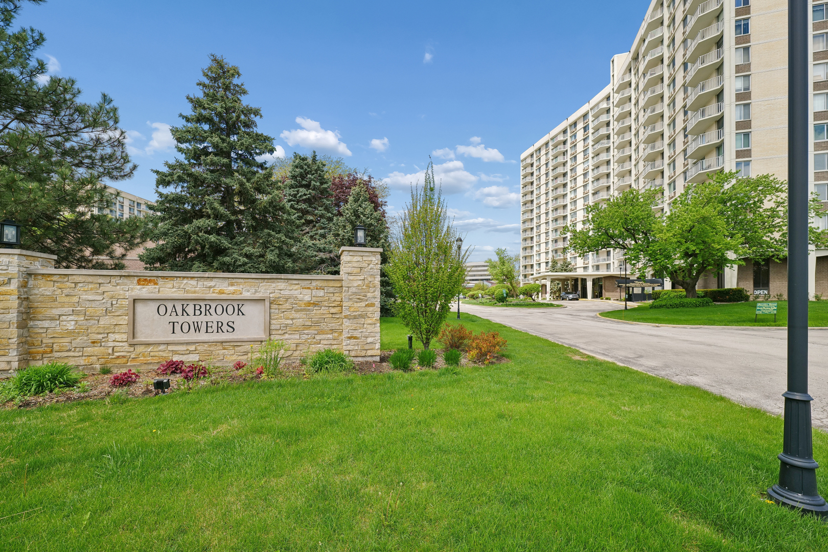 40 N Tower Road #11H, Oak Brook, IL 60523