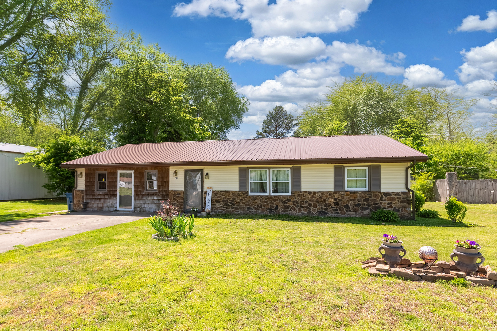 209 N West Street, Elkville, IL 62932