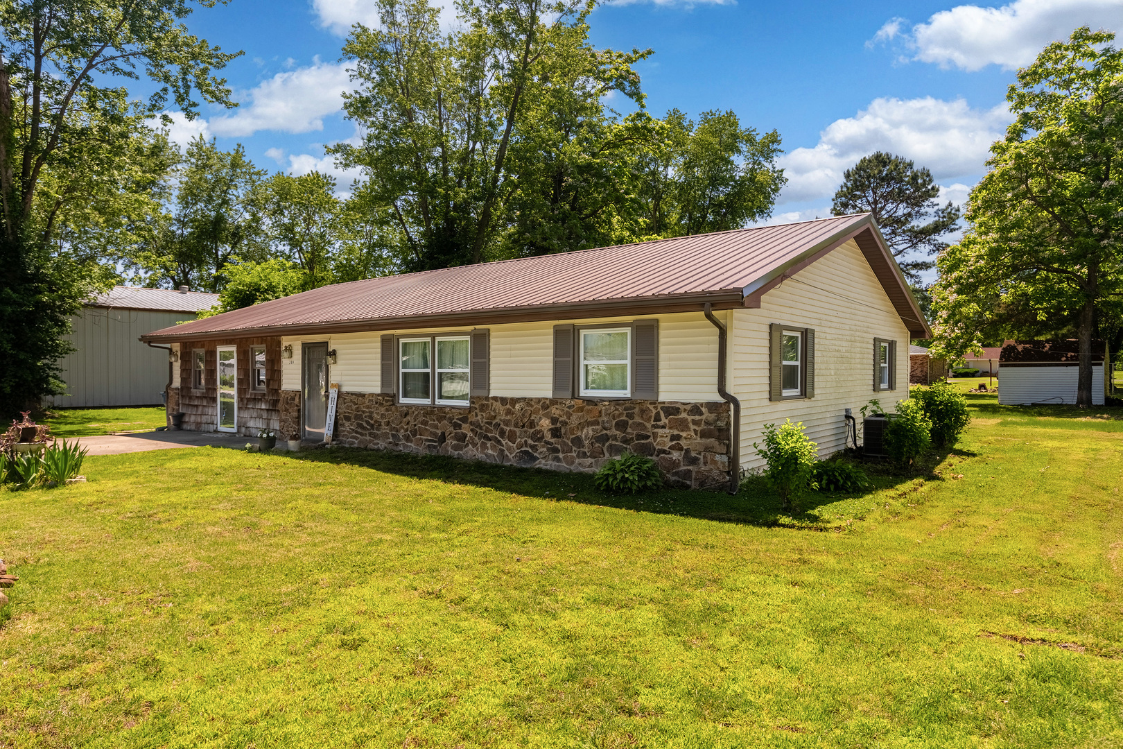 209 N West Street, Elkville, IL 62932