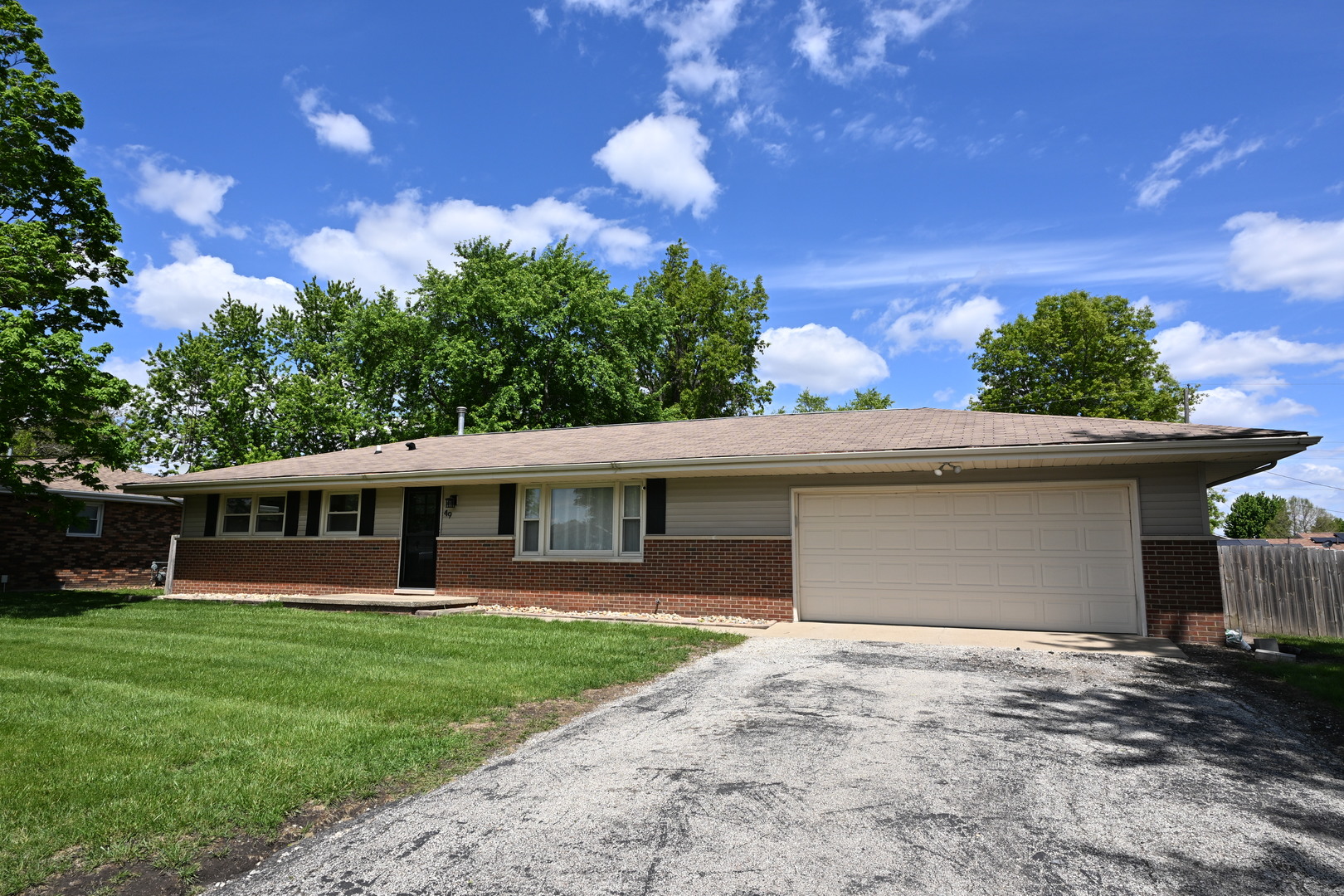 49 E 6th Street, El Paso, IL 61738