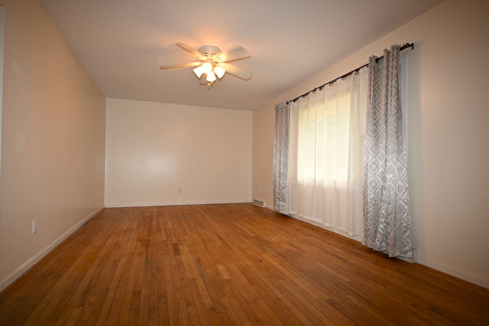 49 E 6th Street, El Paso, IL 61738