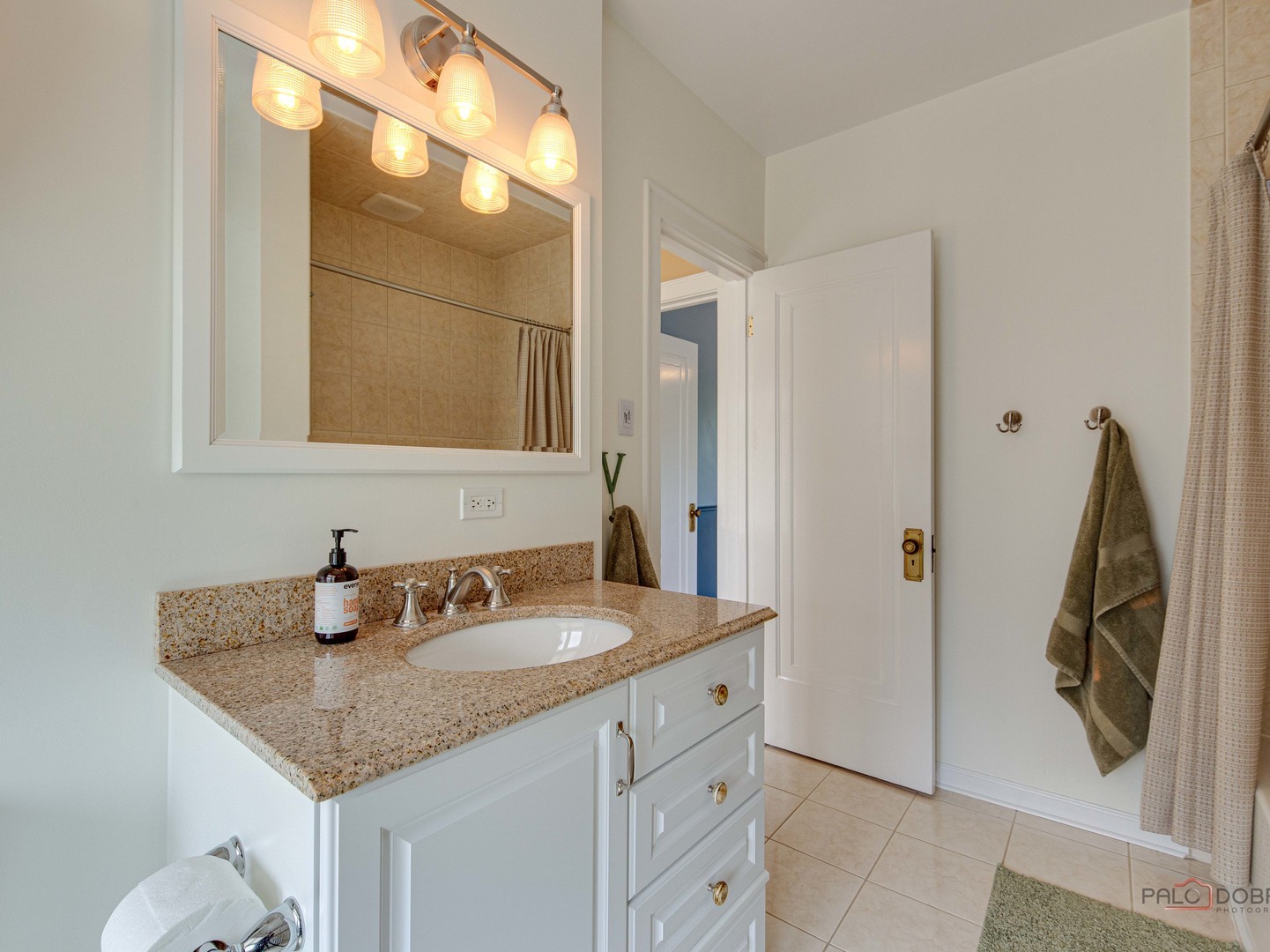 805 S Mitchell Avenue, Arlington Heights, IL 60005