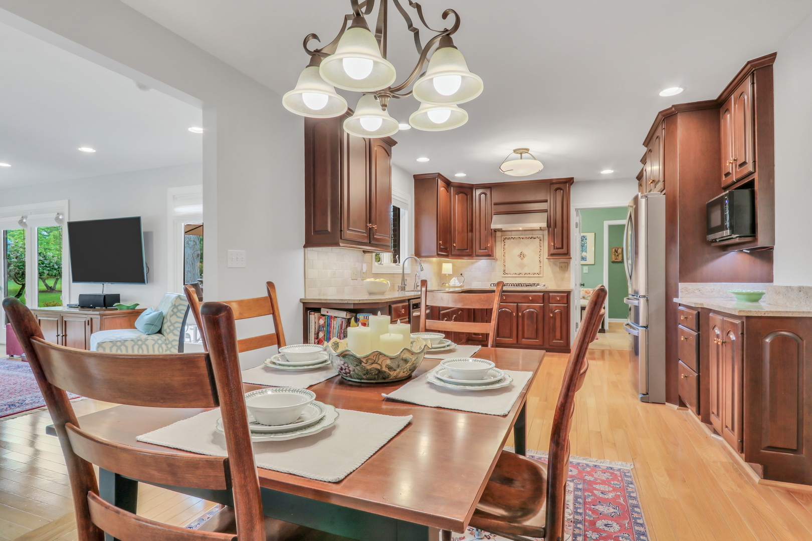 1525 Saratoga Court, Libertyville, IL 60048
