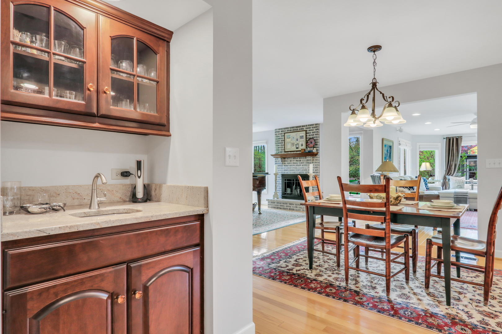 1525 Saratoga Court, Libertyville, IL 60048
