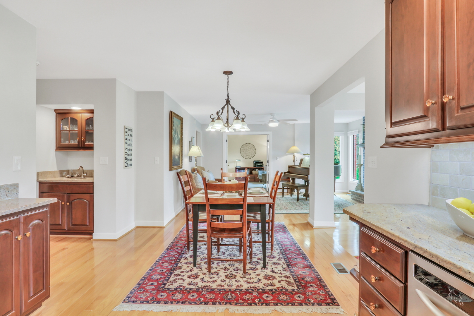 1525 Saratoga Court, Libertyville, IL 60048