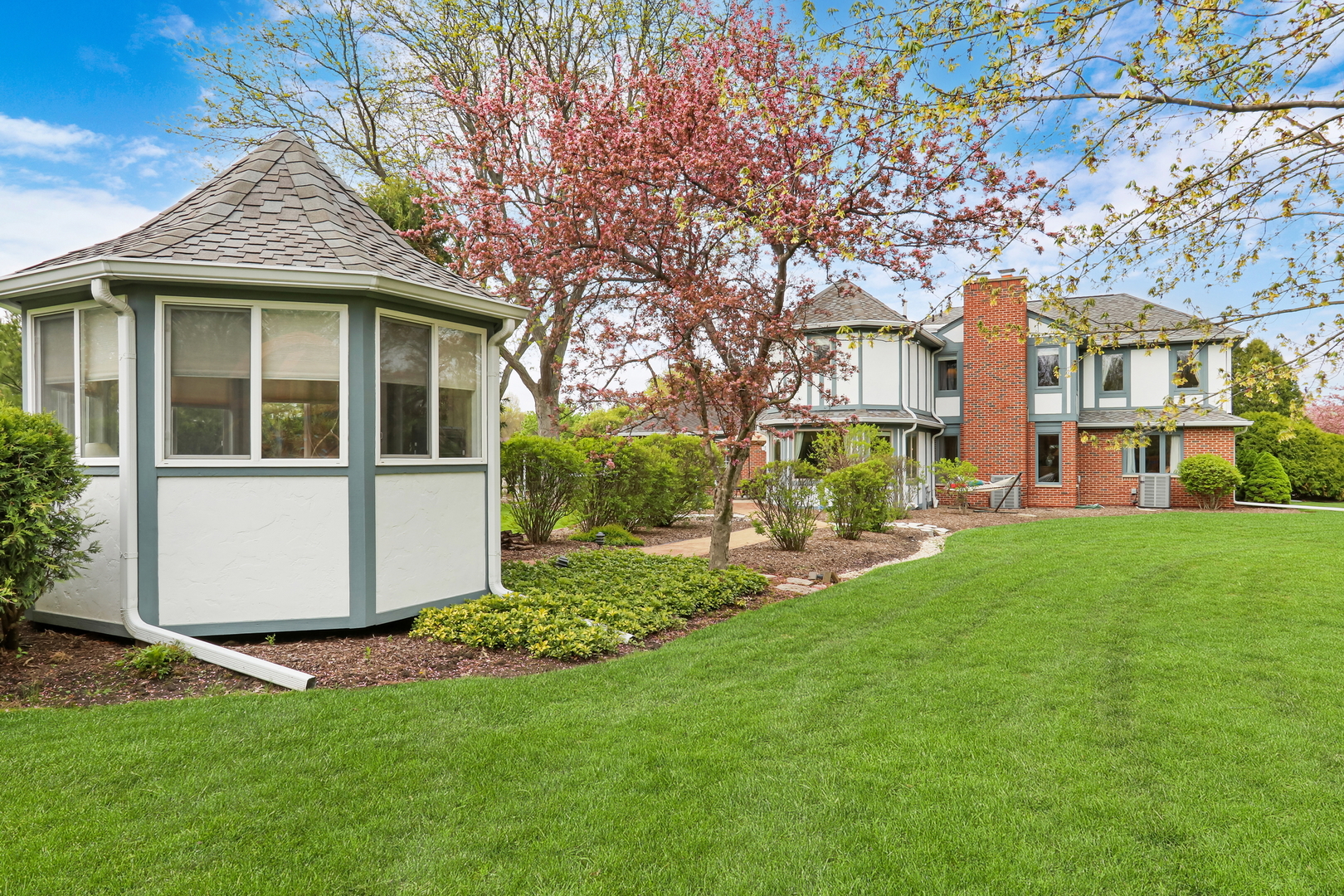 1525 Saratoga Court, Libertyville, IL 60048