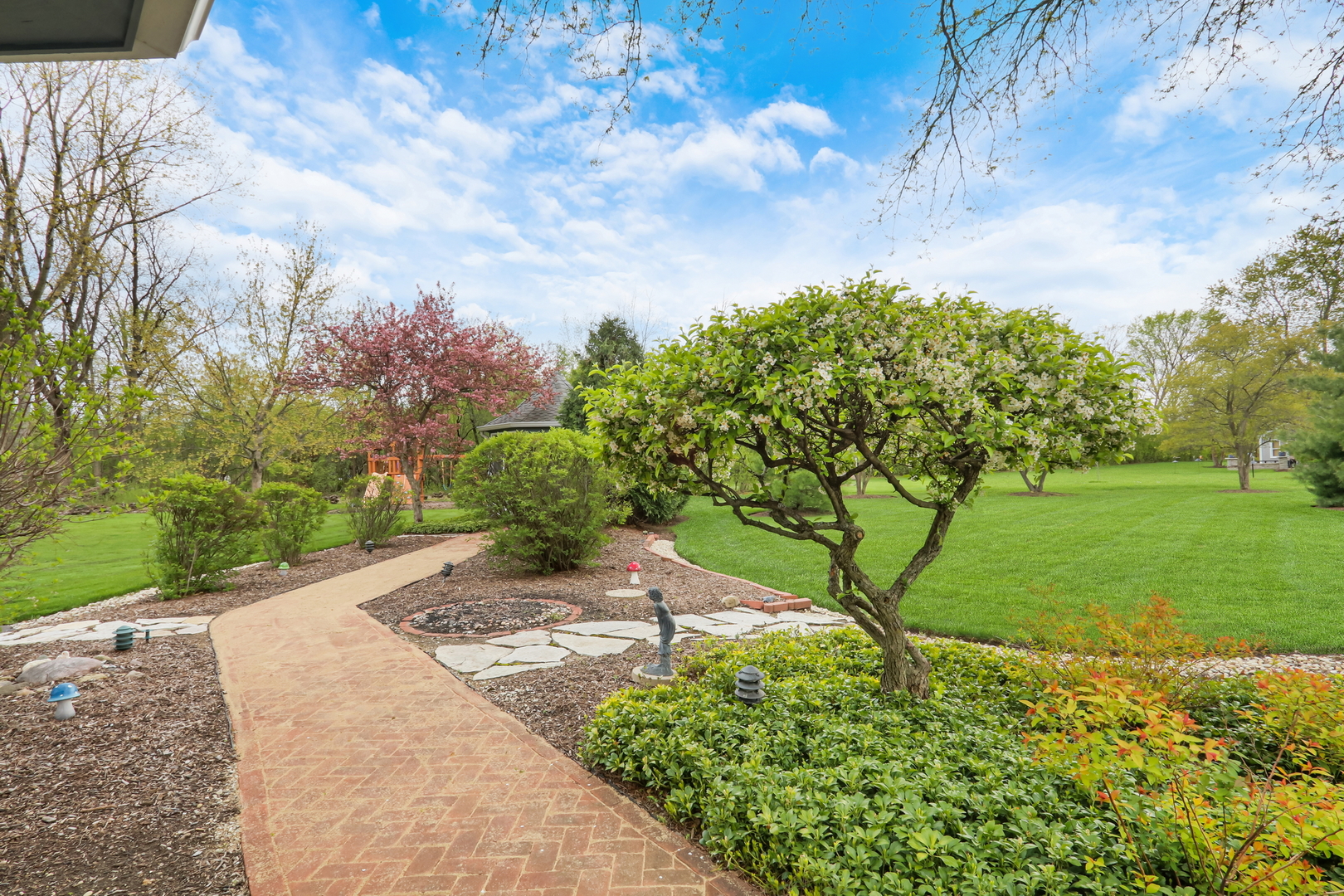 1525 Saratoga Court, Libertyville, IL 60048