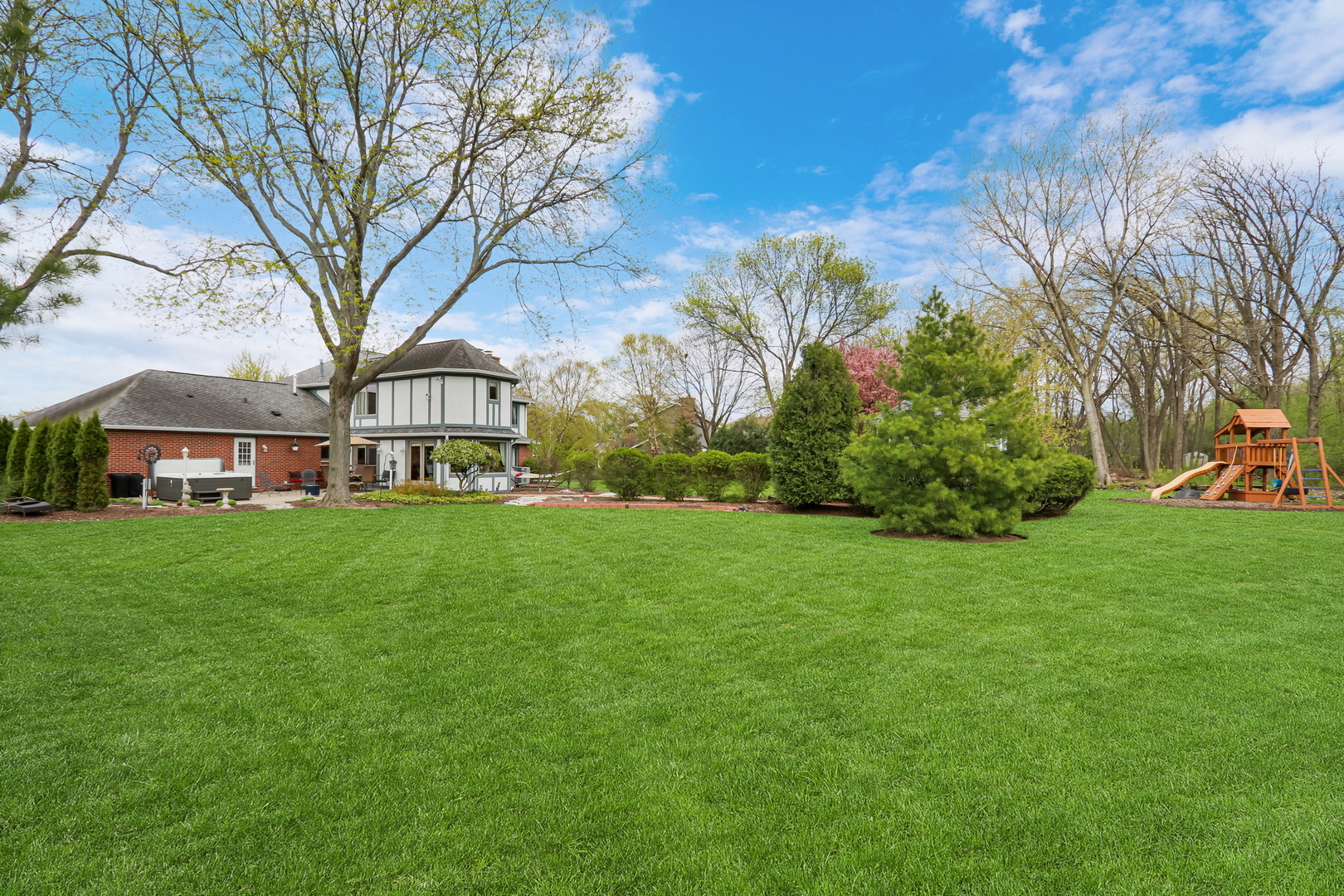 1525 Saratoga Court, Libertyville, IL 60048