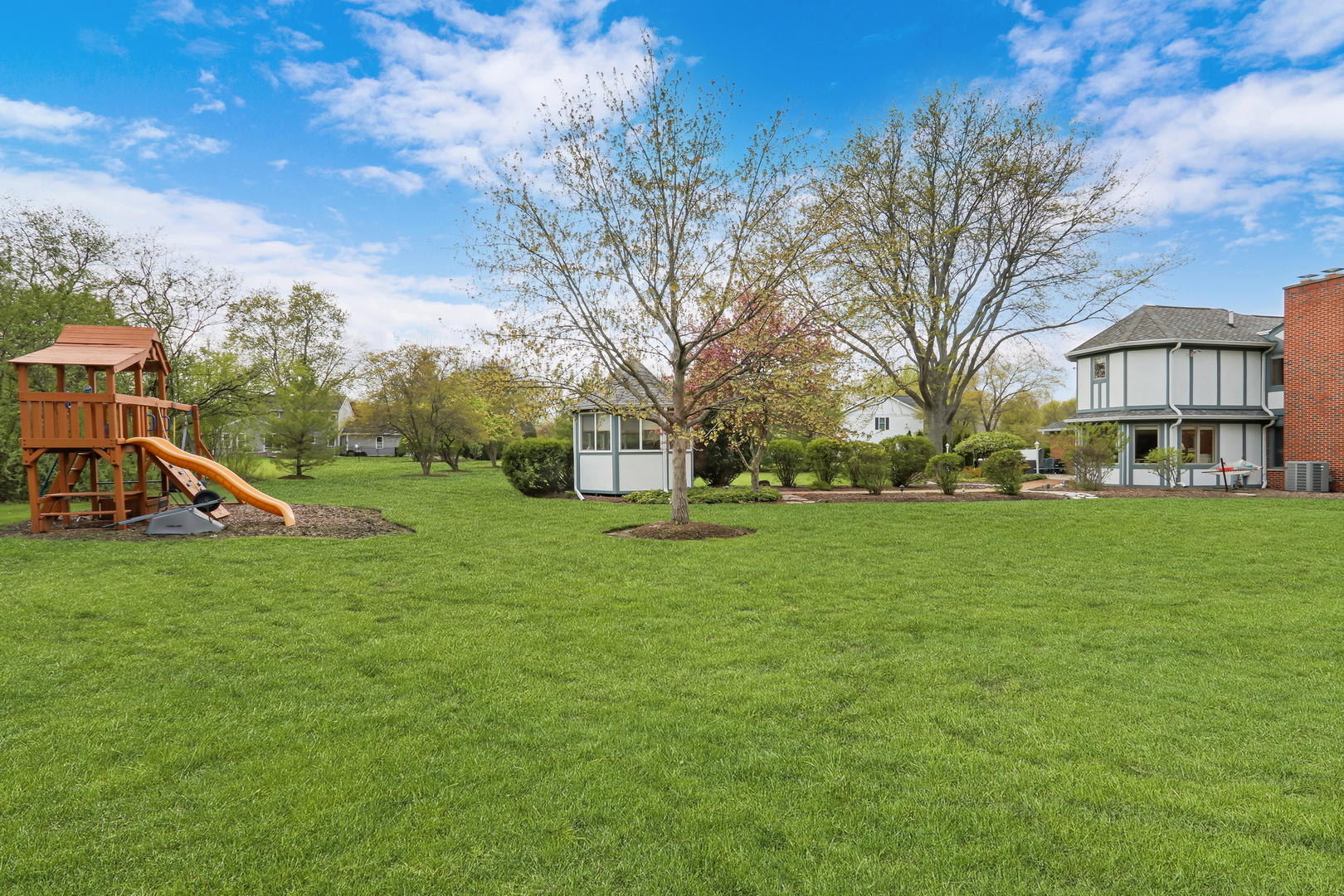 1525 Saratoga Court, Libertyville, IL 60048