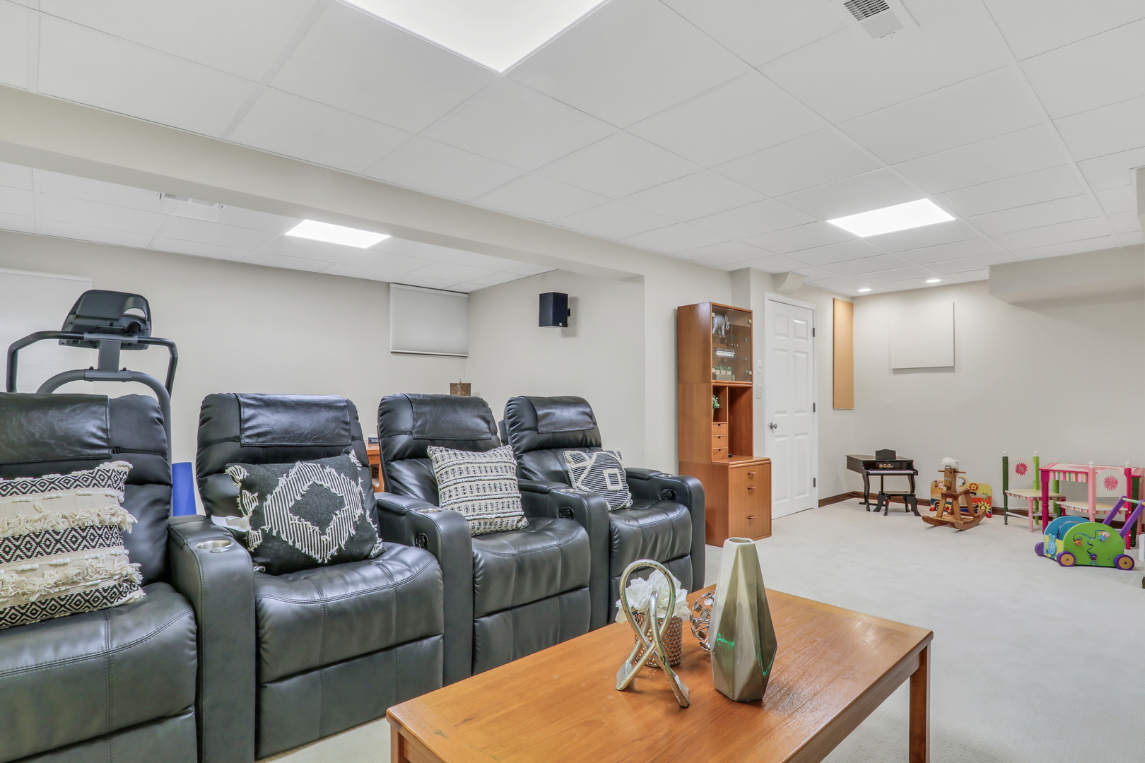 1525 Saratoga Court, Libertyville, IL 60048