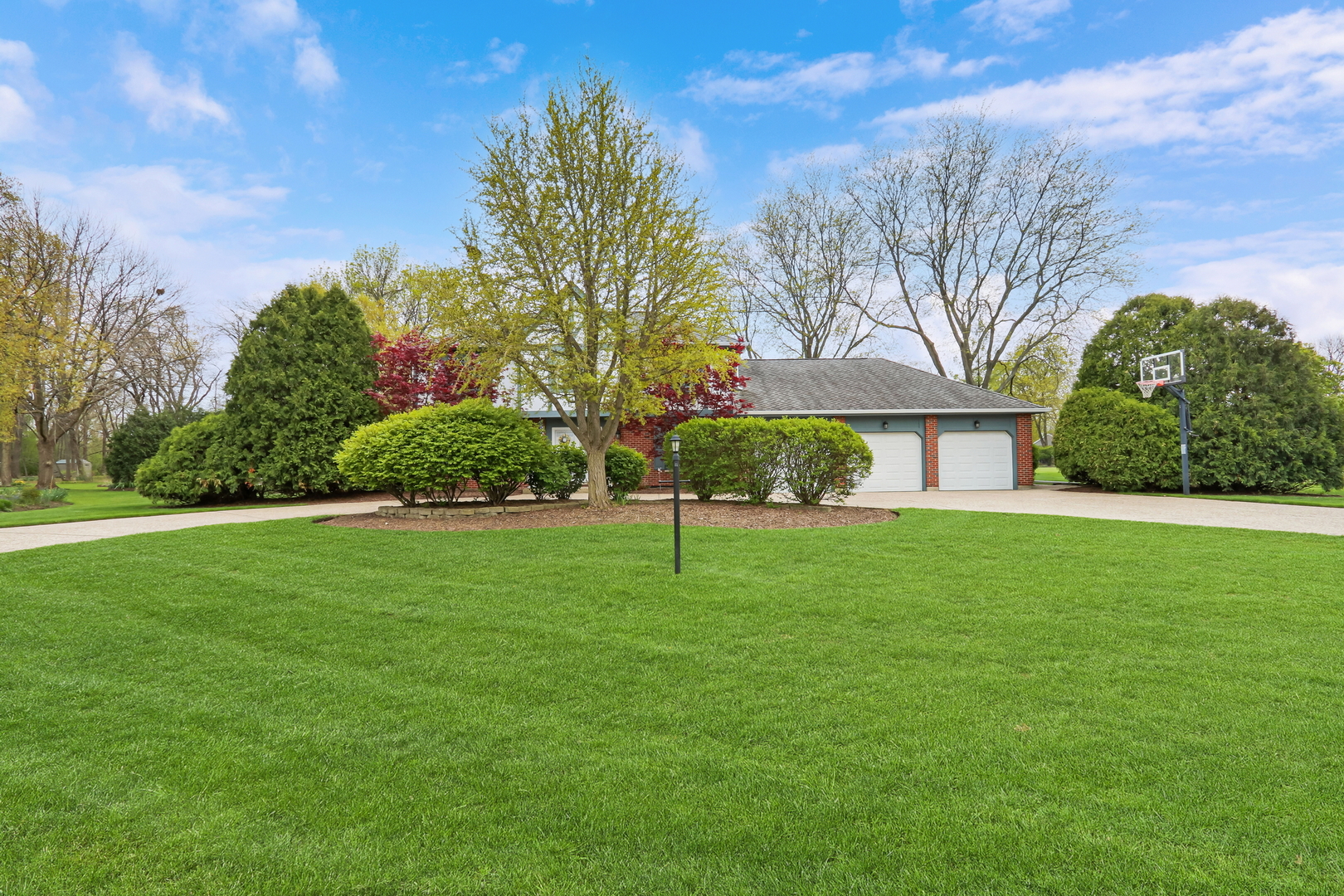 1525 Saratoga Court, Libertyville, IL 60048