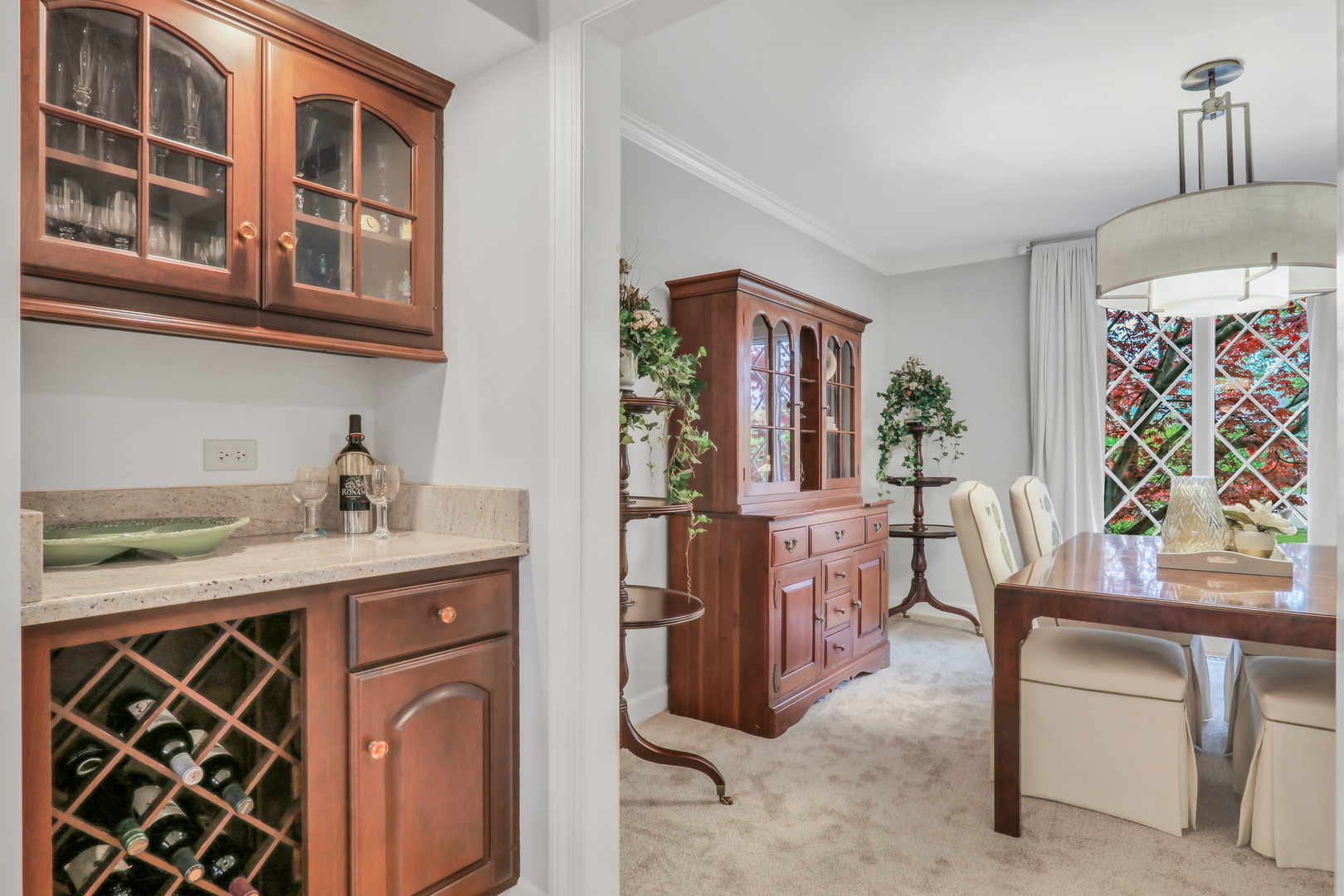 1525 Saratoga Court, Libertyville, IL 60048