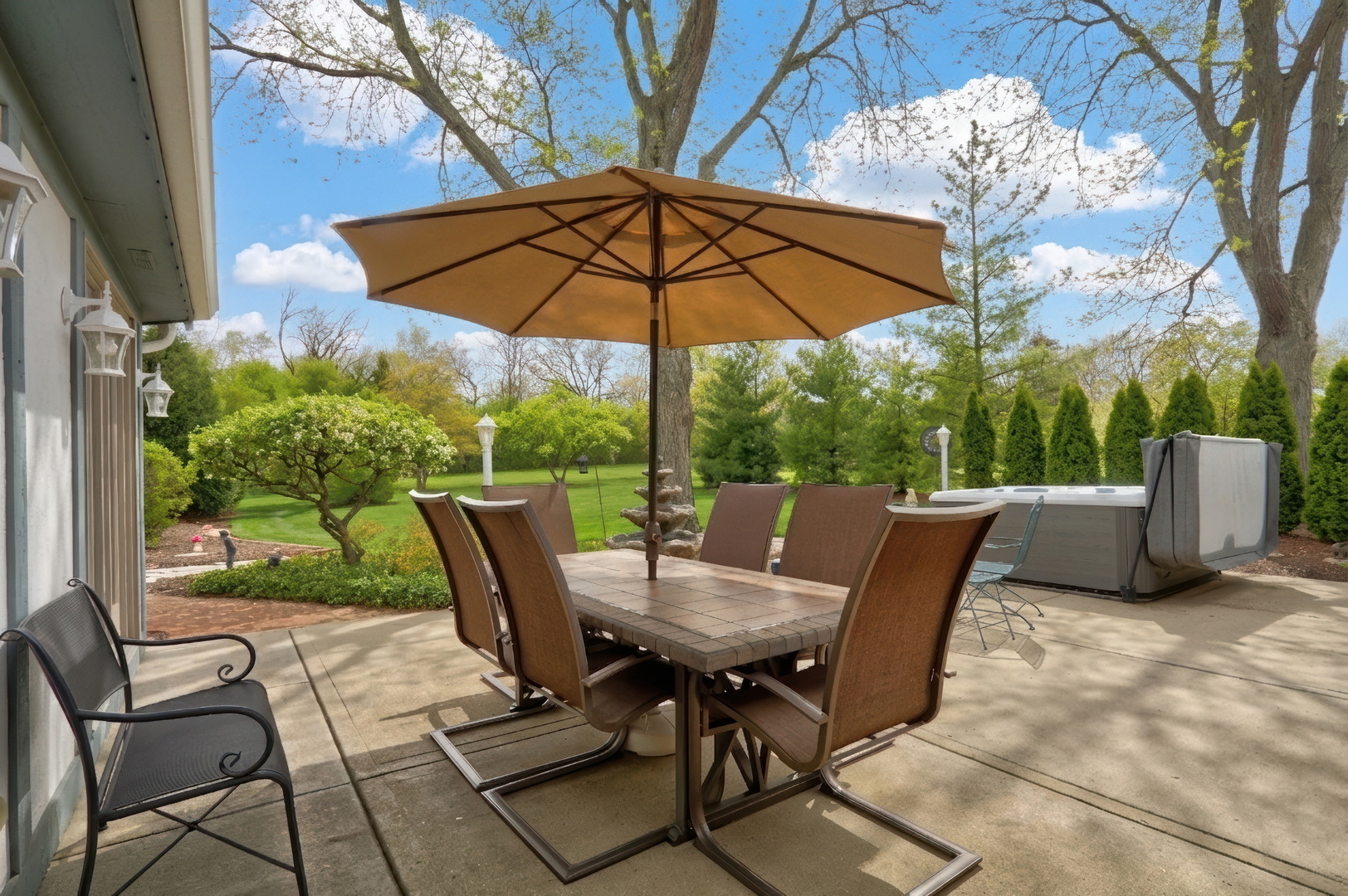 1525 Saratoga Court, Libertyville, IL 60048