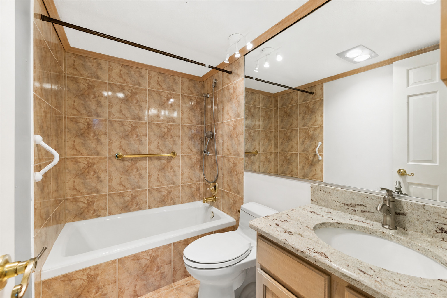 2 S ATRIUM Way #603, Elmhurst, IL 60126